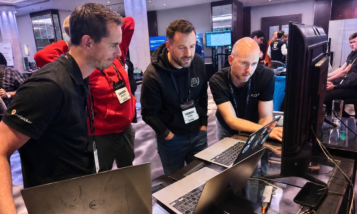 Flock9-contact-team-autocon Flock9 team speaking with network engineers at an event